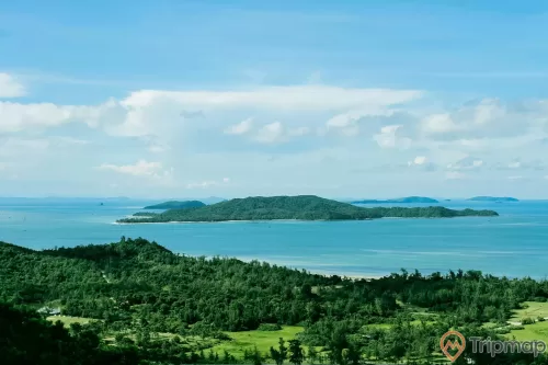 Vẻ đẹp thiên nhiên của đảo Cô Tô con, cây cối trên đảo xanh tươi, biển và đảo, bầu trời đẹp nhiều mây trắng