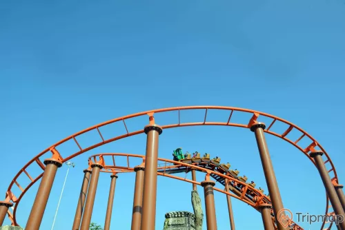 Hành Trình Bí Ẩn, Dragon Park, đường ray màu cam, trời xanh, trời nắng, ảnh chụp ban ngày