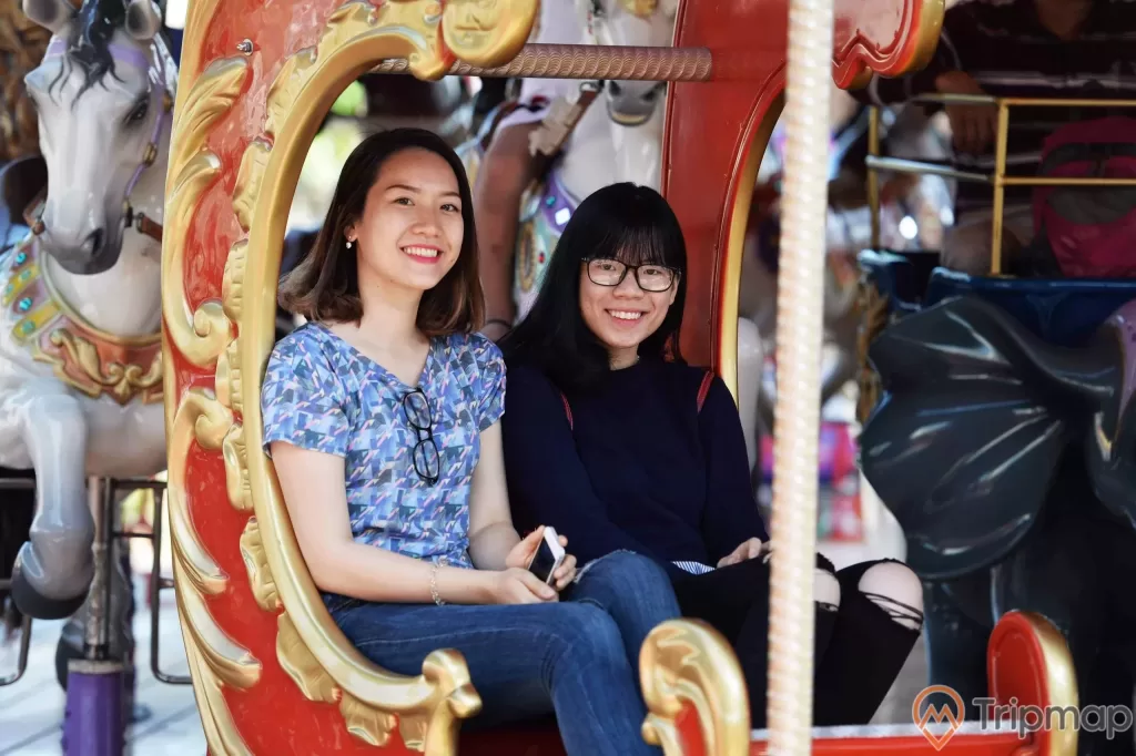 Royal Carousel, Đu Quay Kỳ Diệu, 2 người phụ nữ đang cười, ảnh chụp ban ngày