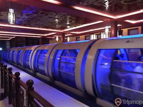 Tàu Monorail, tàu có màu trắng, ánh sáng xanh trong tàu, hàng rào bằng gỗ màu nâu