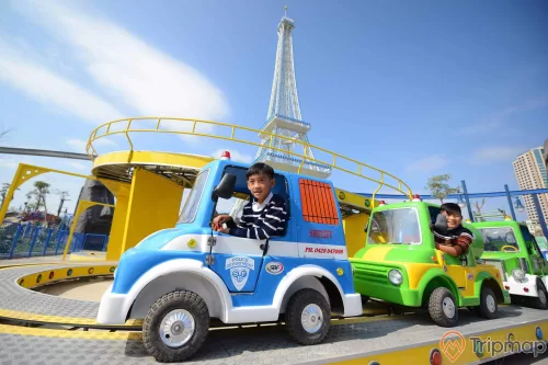 Tour de Paris, mô hình ô tô màu xanh, mô hình tháp Eiffel, trời nắng, ảnh chụp ban ngày