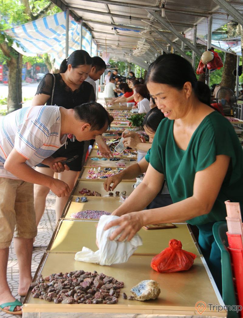 Khung cảnh mua bán tại chợ đá quý Lục Yên