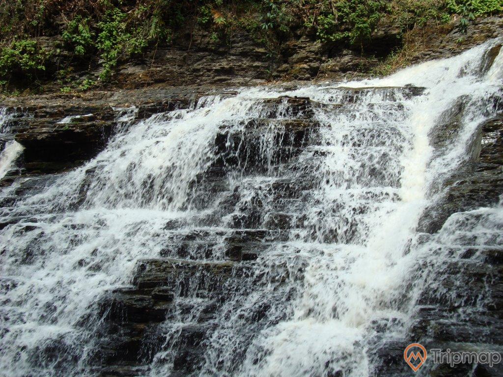 Làn nước trong vắt của thác Thủy Tiên qua các bậc đá