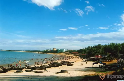 Bãi biển Cửa Tùng điểm đến hot vào mùa hè, ảnh chụp ngoài trời, nhiều du khách đang tắm biển