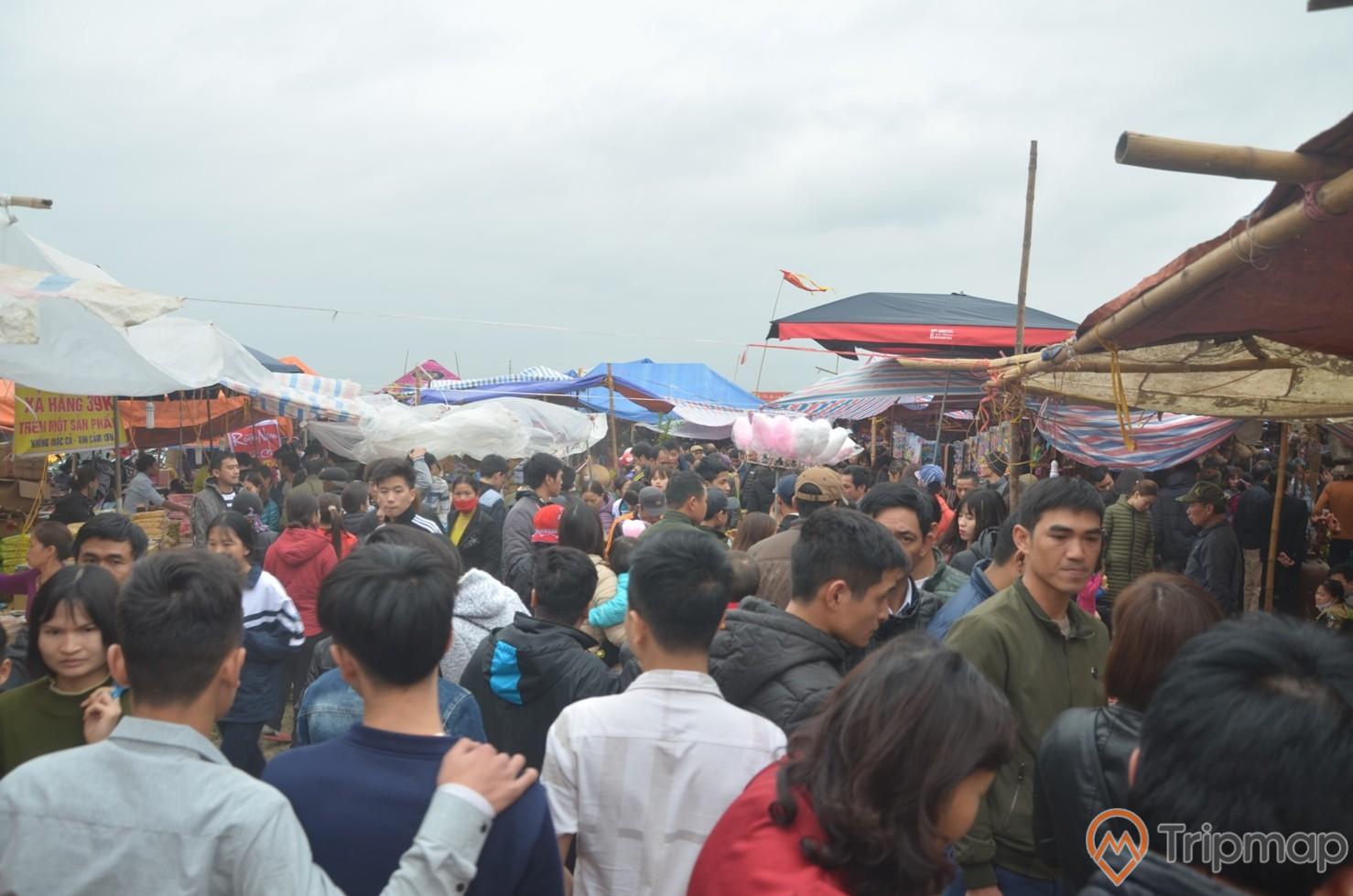 Dòng người đông đúc tại chợ Viềng