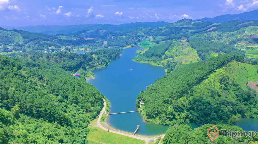 Toàn cảnh khu sinh thái hồ Bản Chang chụp từ trên cao, cây cối xanh tươi bên hồ nước, bầu trời có mây