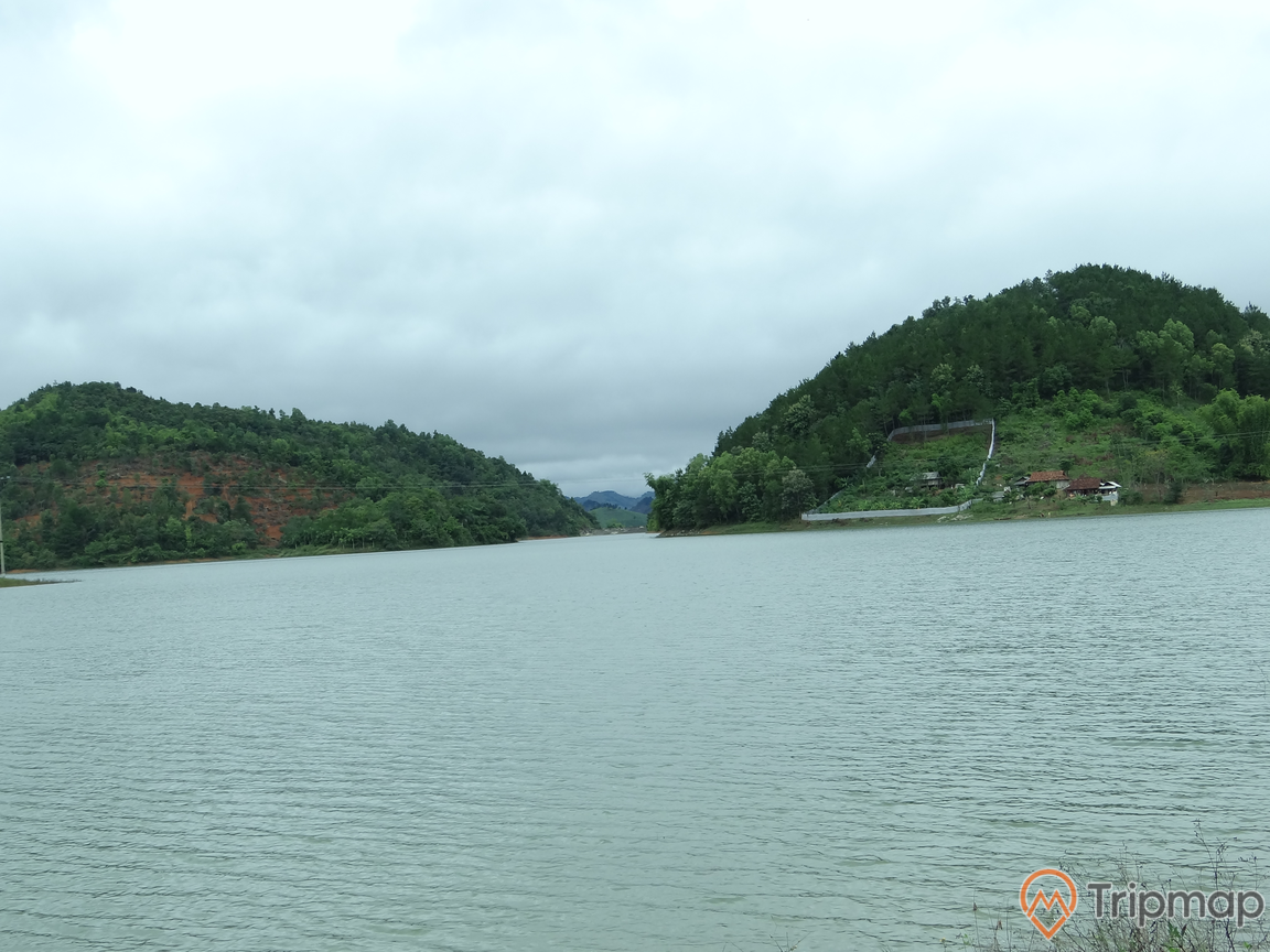 Hồ Tiền Phong hiền hòa, nước trong xanh