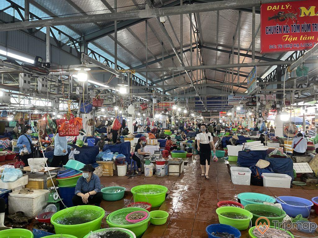 1 góc khu bán đồ hải sản tươi sống chợ Hạ Long
