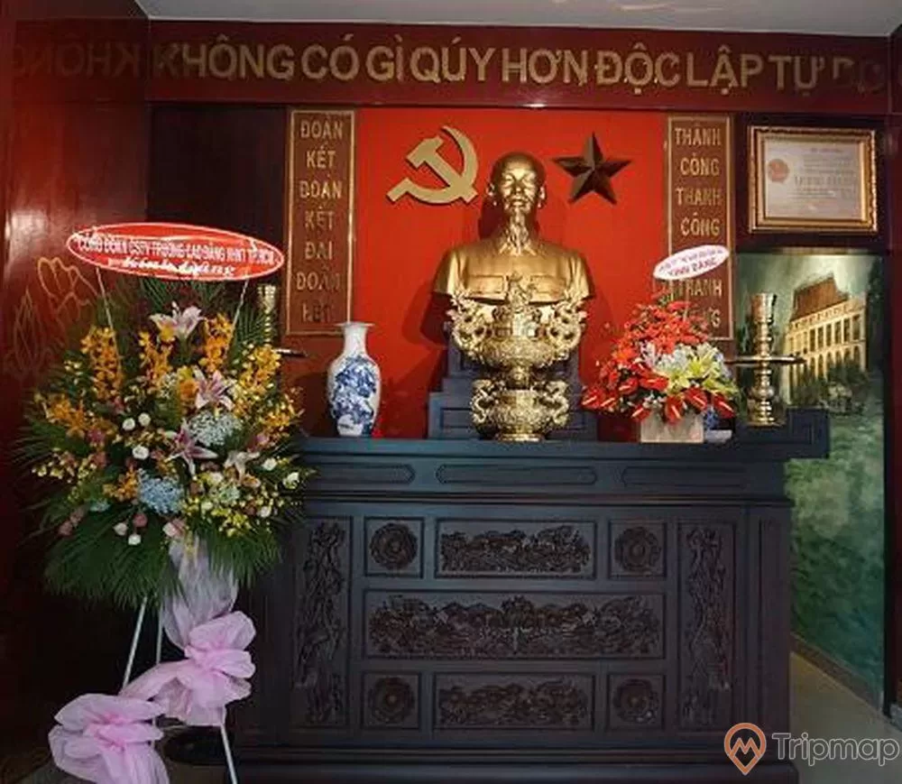 Nhà lưu niệm chủ tịch Hồ Chí Minh
