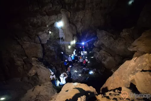 đoàn du khách tham quan bên trong động ngườm ngao, ảnh chụp trong hang động