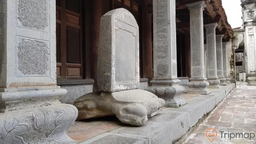 Bia đá trên lưng con rùa đá tại chùa bà Đanh