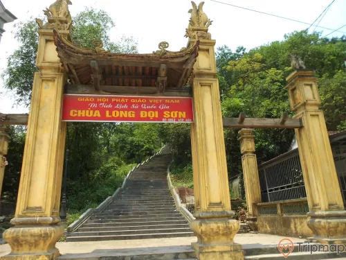 Cổng chùa long đọi sơn dưới chân núi