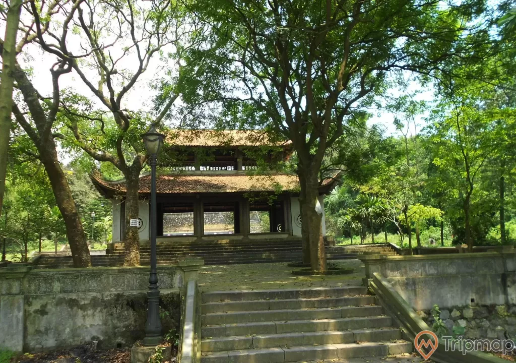 Cổng Tam Quan của ngôi chùa Long Đọi Sơn,