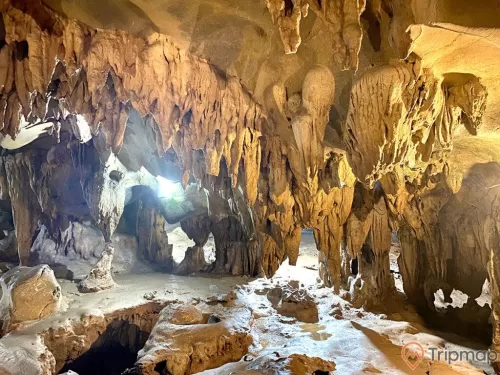 Ngũ Động Thi Sơn là hang động nổi tiếng và đẹp ở Hà Nam, ảnh chụp bên trong hang động