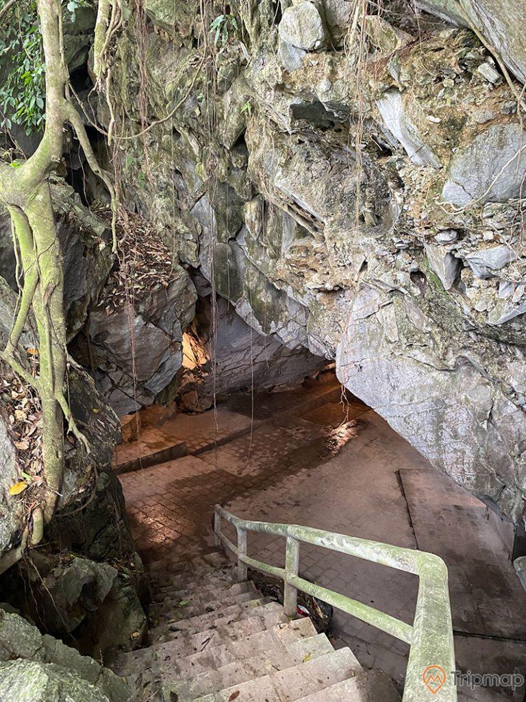 Lối vào hang Ngũ Động Thi Sơn, bậc thang đi xuống hang động