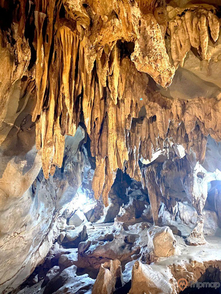 Nhũ đá bên trong hang Ngũ Động Thi Sơn, ảnh chụp trong hang động