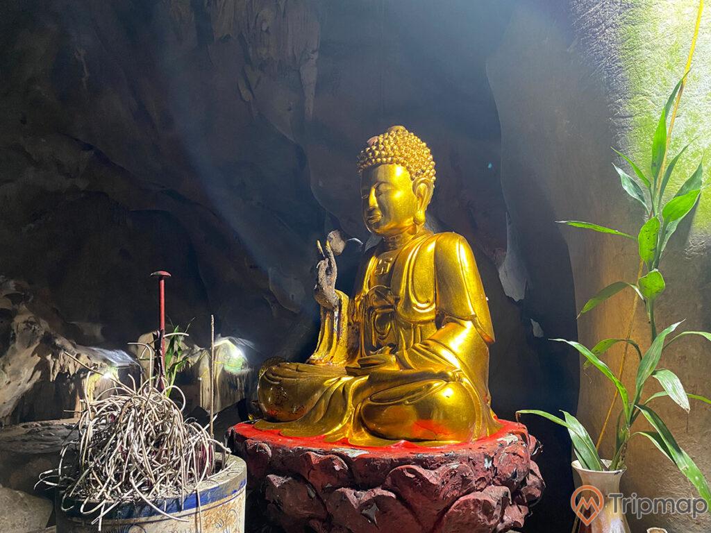 Bức tượng phật Di Đà trong hang Ngũ Động Thi Sơn