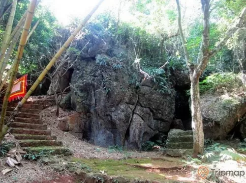 Cửa hang động Tiên Phi