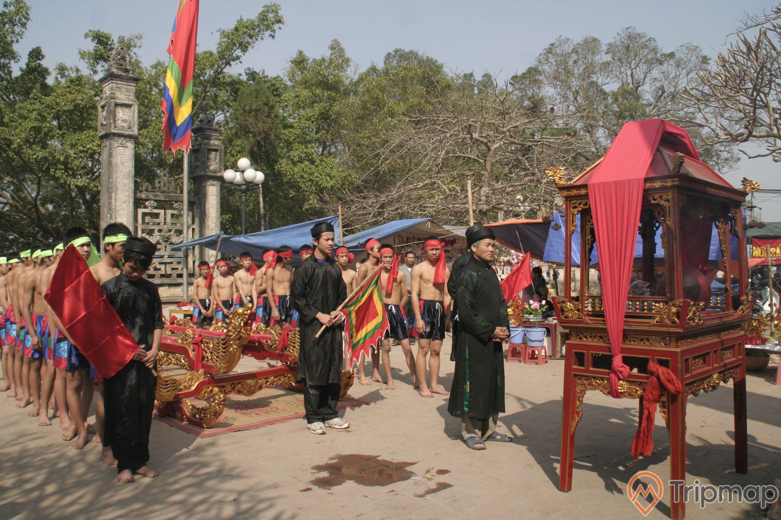 Rất đông người dân và du khách tham gia lễ hội đền Phù Ủng
