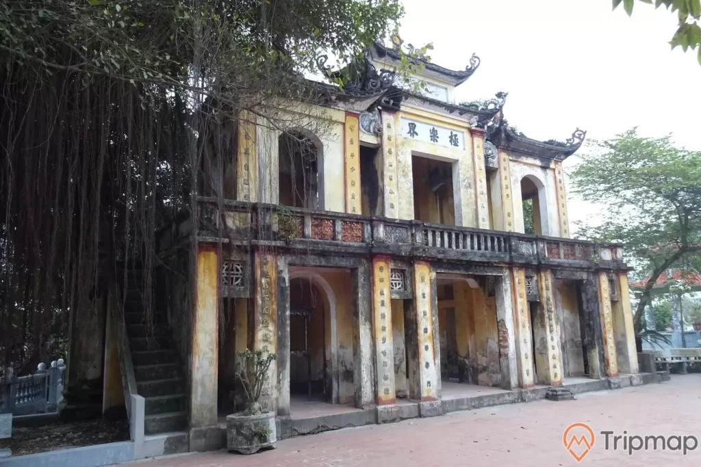 Từ năm 1990, phục hồi lại ngôi đền Phù Ủng, kiến trúc gồm năm gian tiền bái, ba gian hậu cung