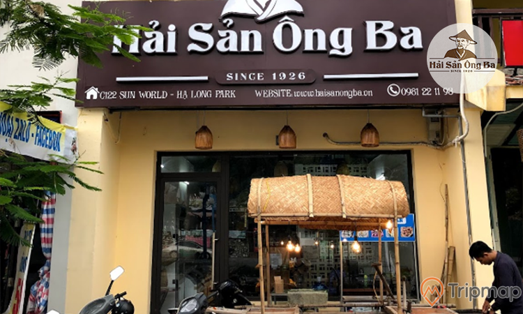 Kedai makanan laut Ong Ba menjual makanan laut kering berprestij lama di Ha Long.