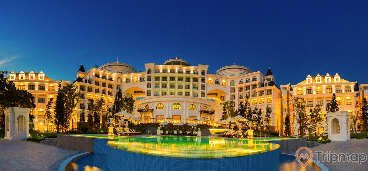 Vinpearl Resort & Spa Hạ Long tọa lạc giữa đảo Rều, tầm nhìn thoáng.