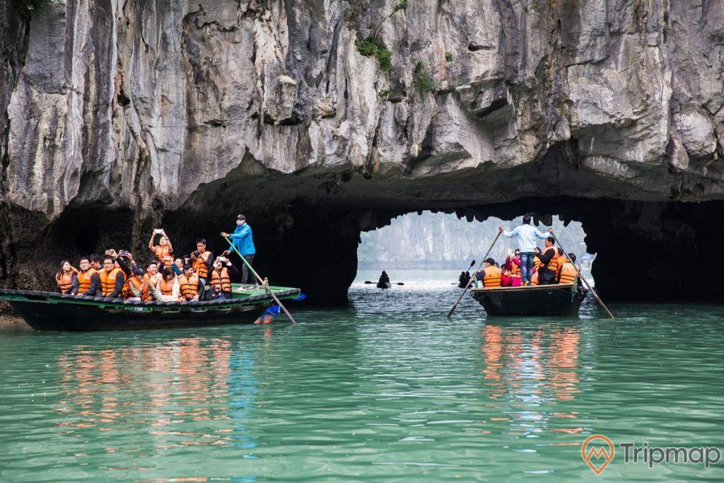 Ngoài chèo thuyền kayak, bạn còn có thể ngắm nhìn khỉ vàng, những "sứ giả" nơi đây, cùng với nhiều hoạt động thú vị khác.