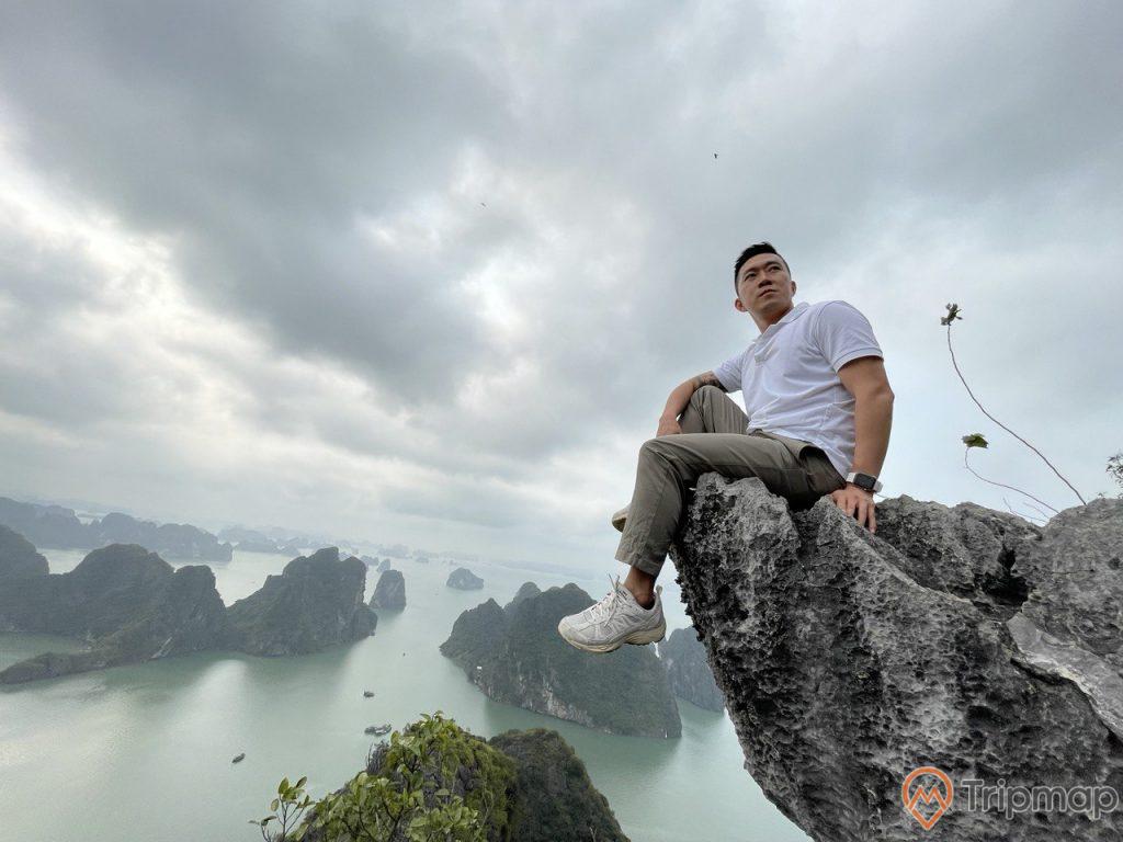 Vloger Hoàng Nam "pose" ảnh trên đỉnh núi