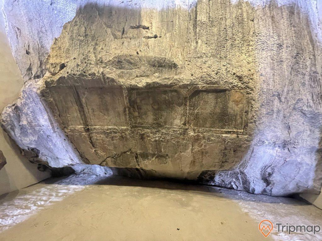 Bài thơ cổ của vua Lê Thánh Tông và chúa Trịnh Cương được khắc trên vách núi đá ở Núi Bài Thơ