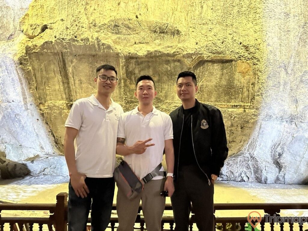Vloger Hoàng Nam cùng người bản địa chụp ảnh lưu niệm tại chân núi Bài Thơ
