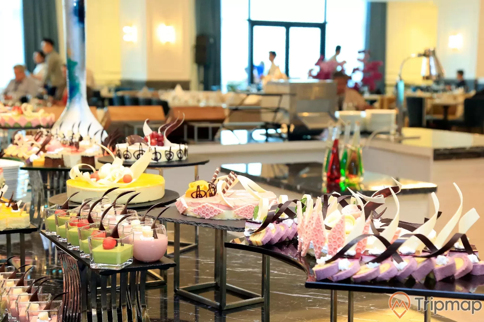 FLC Grand Hotel Hạ Long không chỉ mang đến những trải nghiệm nghỉ dưỡng tuyệt vời mà còn cung cấp các dịch vụ ẩm thực và phòng họp sang trọng.