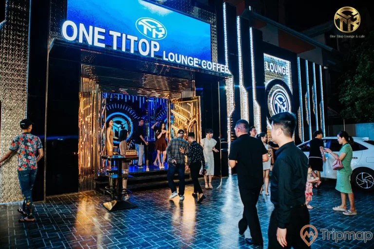ONE TITOP Lounge & Bar