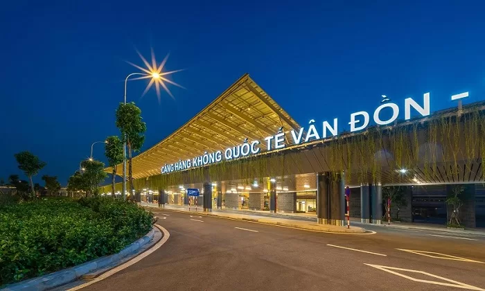 Sân bay Vân Đồn nằm cách trung tâm thành phố Hạ Long khoảng 60 km.