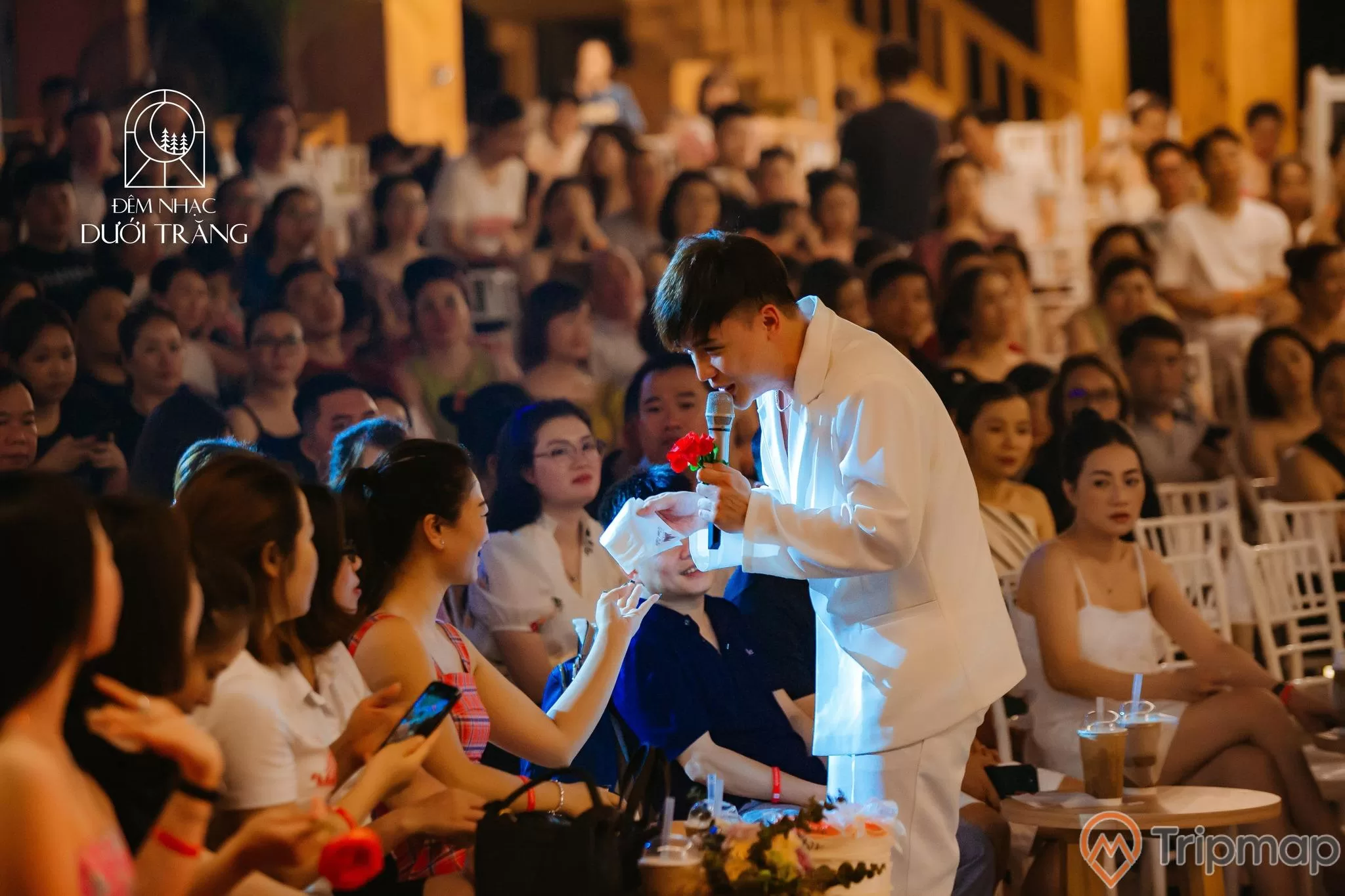 Một điểm đặc biệt của La Luna Coffee Hạ Long chính là việc tổ chức những buổi âm nhạc điểm cao ngoài trời.