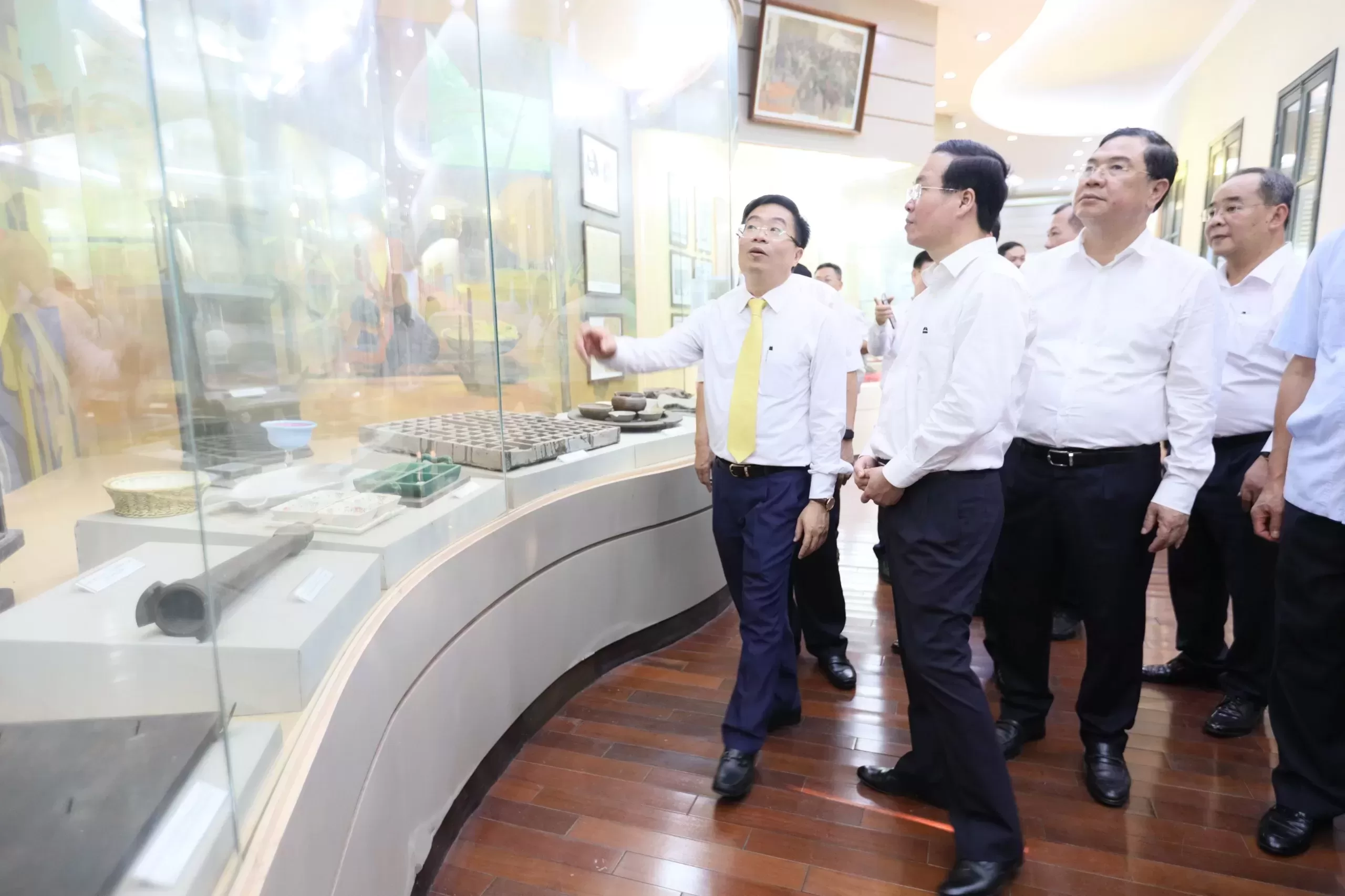 Chủ tịch nước Võ Văn Thưởng đến thăm bảo tàng Dệt Nam Định