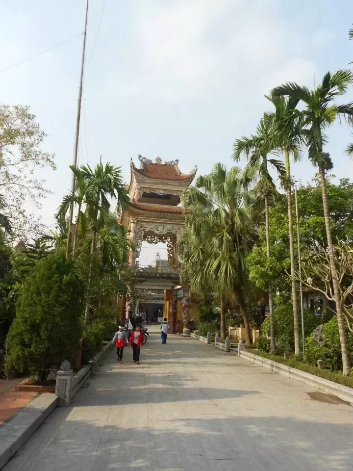 Con đường đi vào chùa Cả thành phố Nam Định