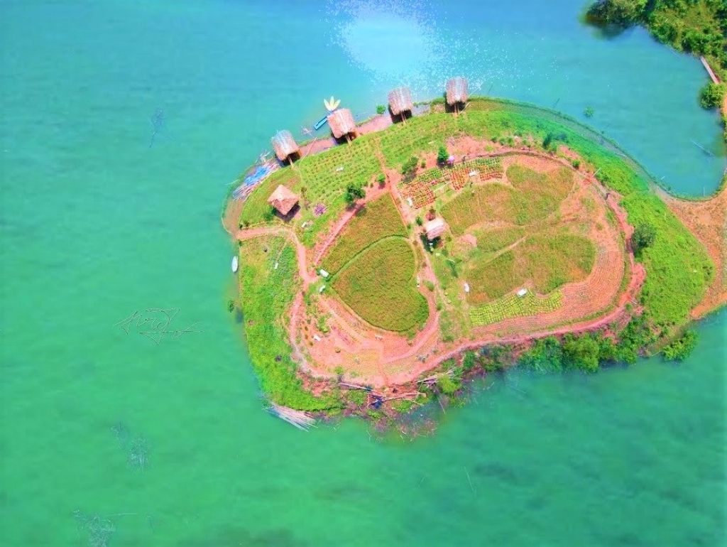 Hòn đảo Bướm nằm giữa hồ thuỷ điện sông Chừng