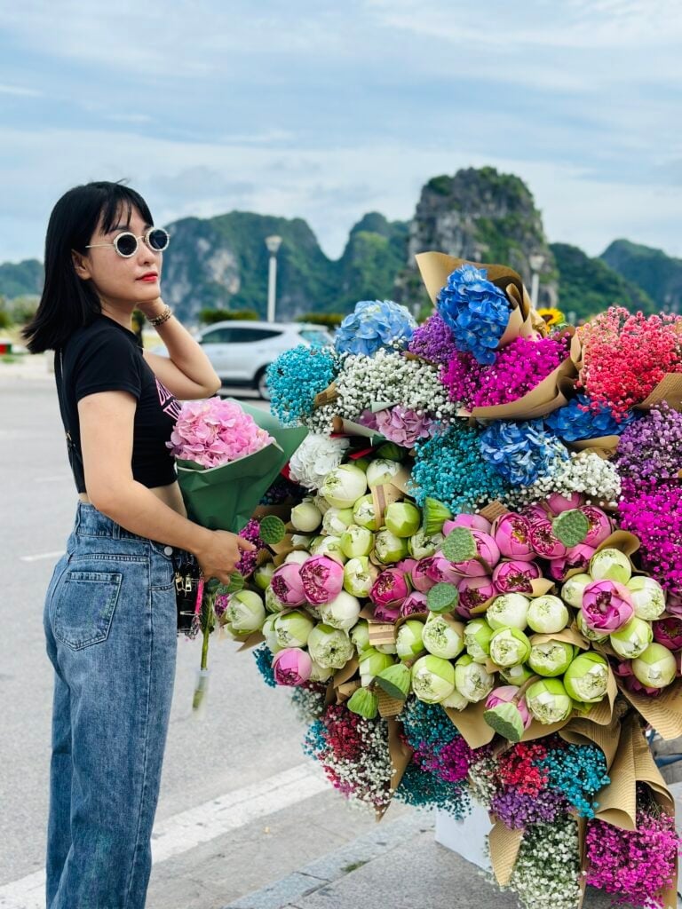 Giới trẻ Hạ Long nô nức check-in bên gánh xe hoa quảng trường Quảng Ninh
