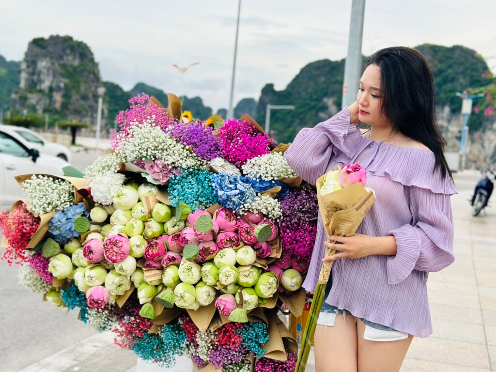 Giới trẻ Hạ Long nô nức check-in bên gánh xe hoa quảng trường Quảng Ninh