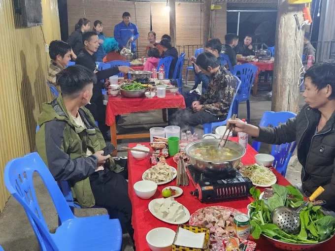 Quán cơm Quý Huyền