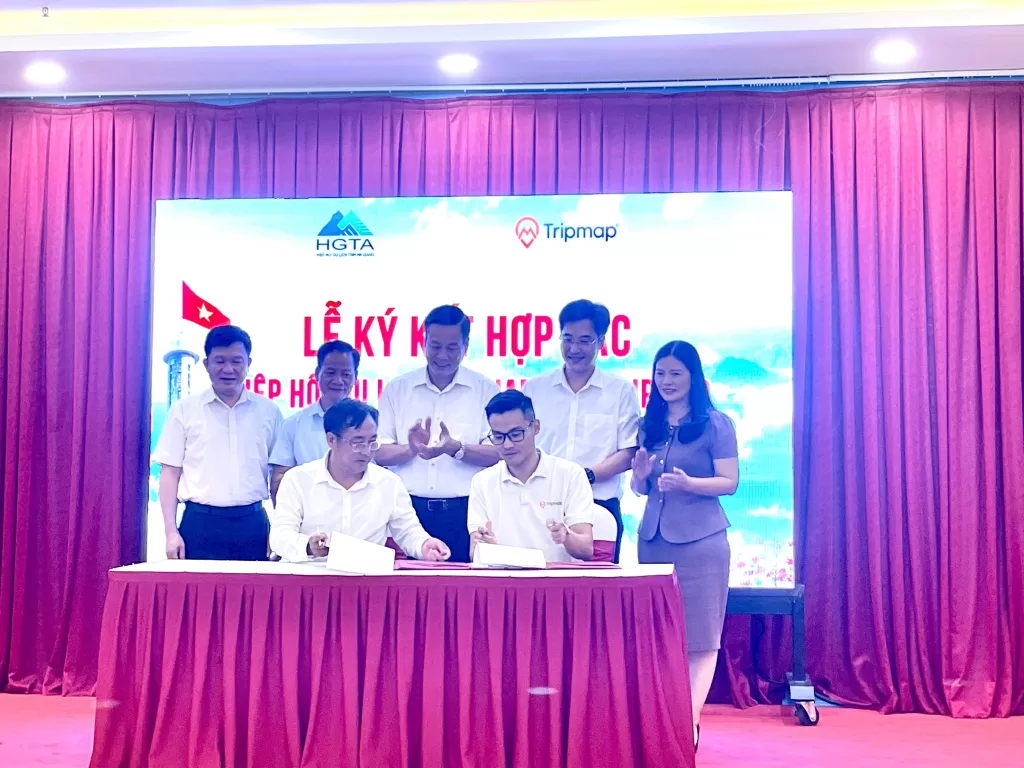 Ông Lại Quốc Tĩnh - Chủ tịch Hiệp hội du lịch tỉnh Hà Giang cùng CEO Trung Nguyễn ký kết hợp tác