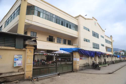 Mặt bên ngoài chợ thị trấn Bình Liêu