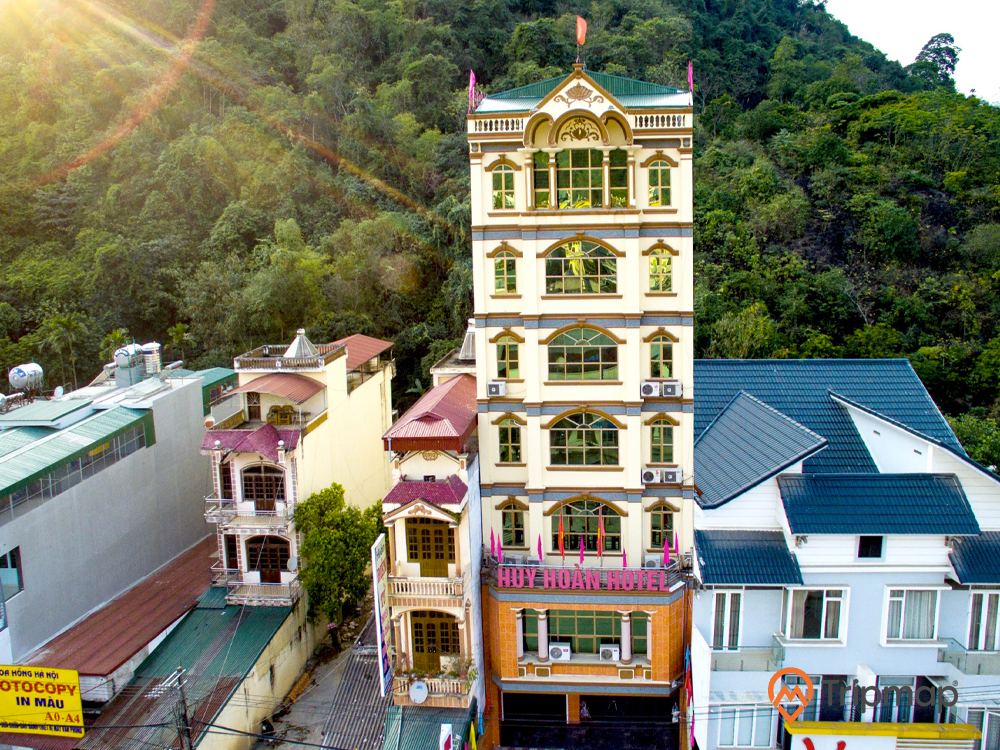 Khách sạn Huy Hoàn có vị trí thuận lợi cho tất cả các hoạt động Du lịch, vui chơi, giải trí, tham quan