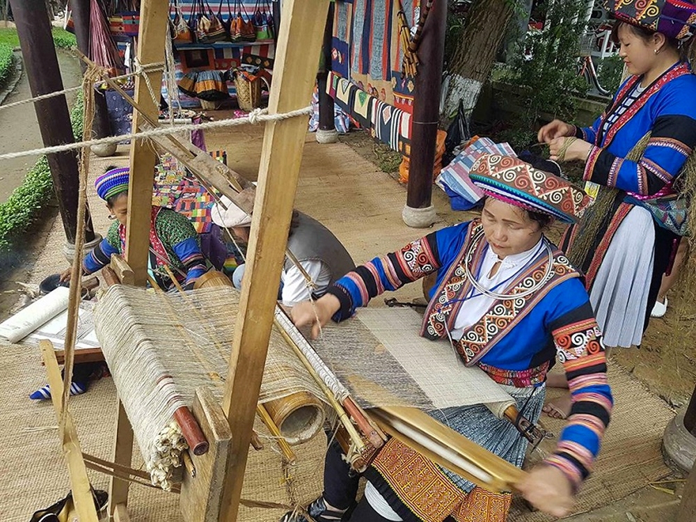 Người dệt vải truyền thống của làng Lùng Tám 