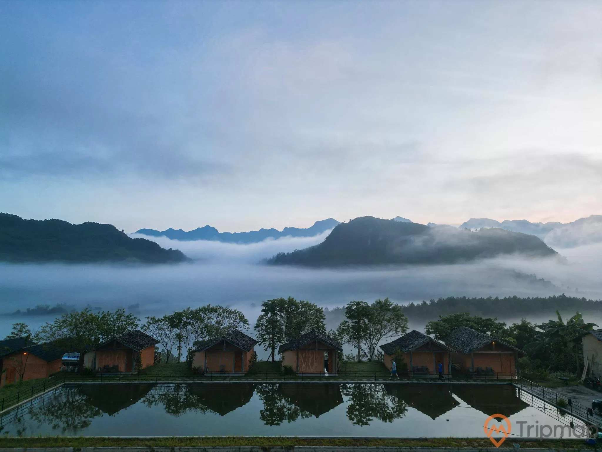 Trước mặt Toong Homestay là một ruộng lúa của người Dao