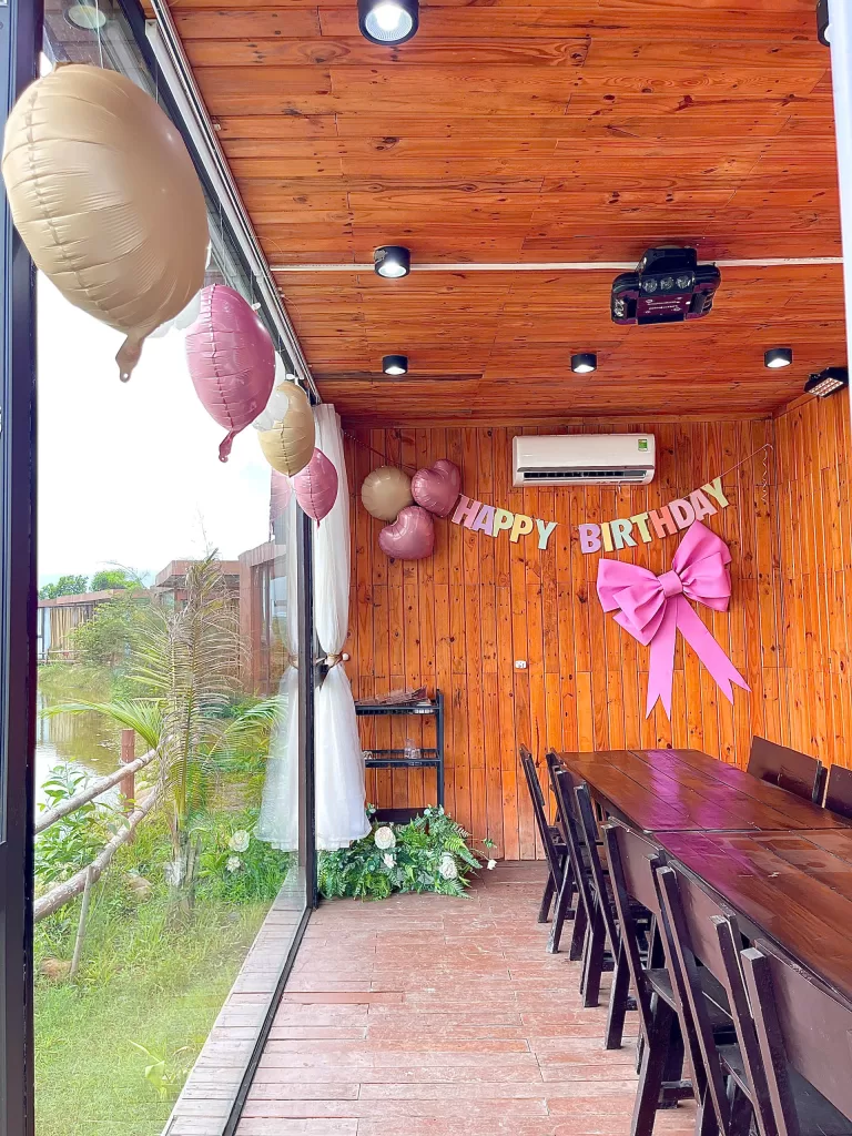  Bang Garden ghi điểm bởi chất quê thực sự – nơi bạn có thể ăn bằng tay, uống bằng chén đất, nghe nhạc dân ca trong tiếng gió, và chụp một tấm hình dưới tán cây xoan đang rụng hoa.