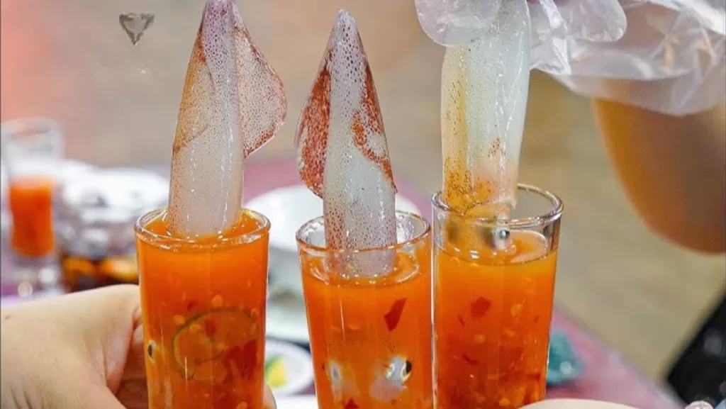 Người phục vụ sẽ gắp nguyên con mực còn sống, làm sạch rất nhanh ngay trước mặt thực khách (hoặc đôi khi để thực khách tự tay trải nghiệm).