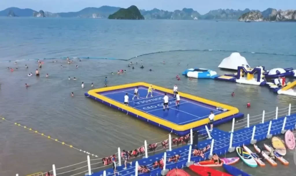 Sự xuất hiện của sân pickleball nổi không đơn thuần là một sân chơi thể thao mới, mà còn là dấu hiệu cho thấy Quảng Ninh đang tiên phong trong xu hướng phát triển sản phẩm du lịch mới mẻ, giàu trải nghiệm. - Ảnh: Báo Lao Động