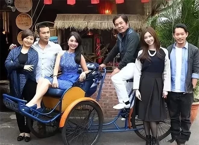 Lôi Hồng U80 có gia đình hạnh phúc với vợ trẻ và con gái nhỏ
